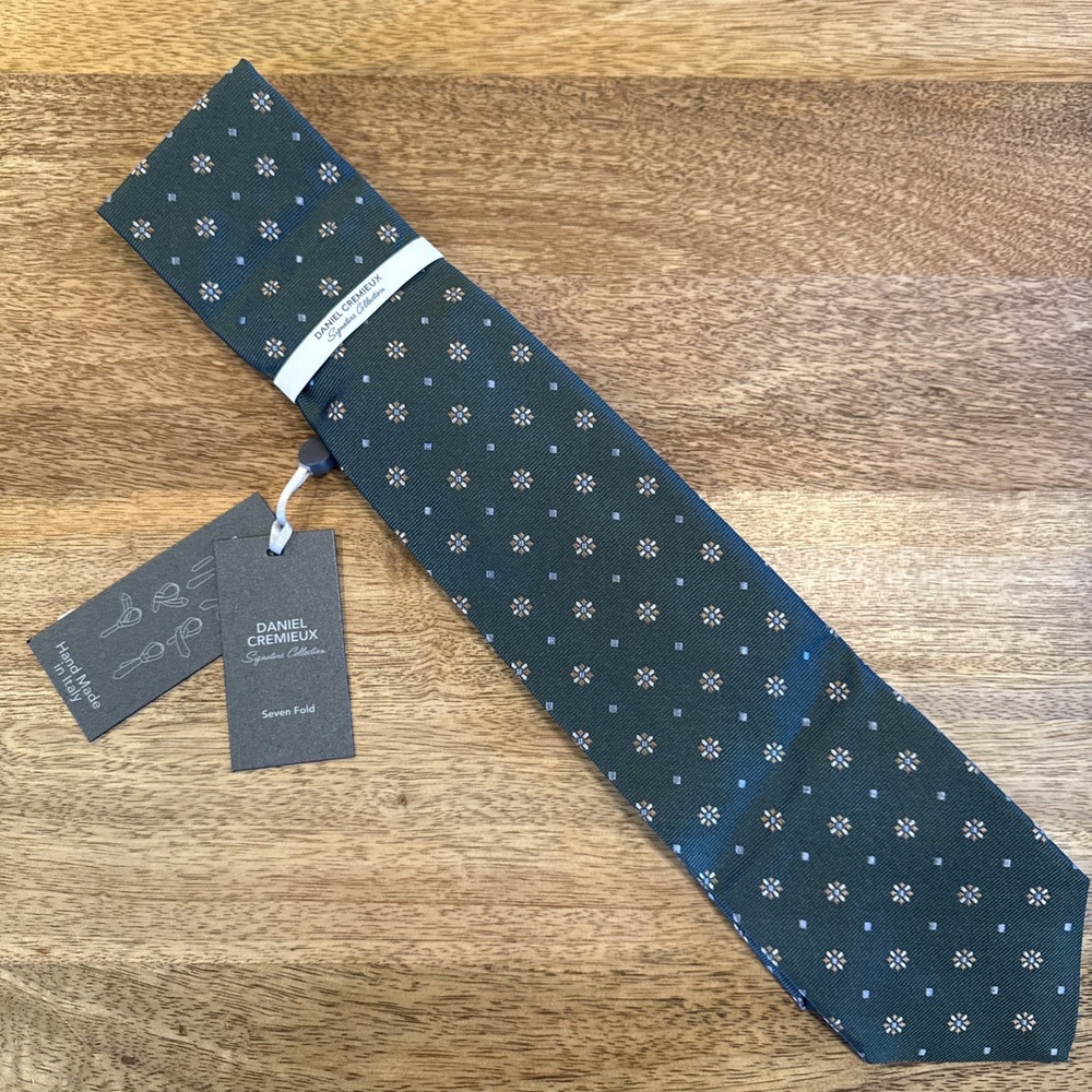 Daniel Cremieux Seven Fold Silk Necktie Green Medallion NWT Limited Edition